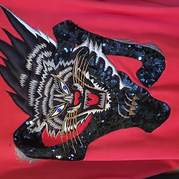 Fabulous vintage sequined tiger in black, gold and white on a red cotton jacket. - Picture 2 of 5